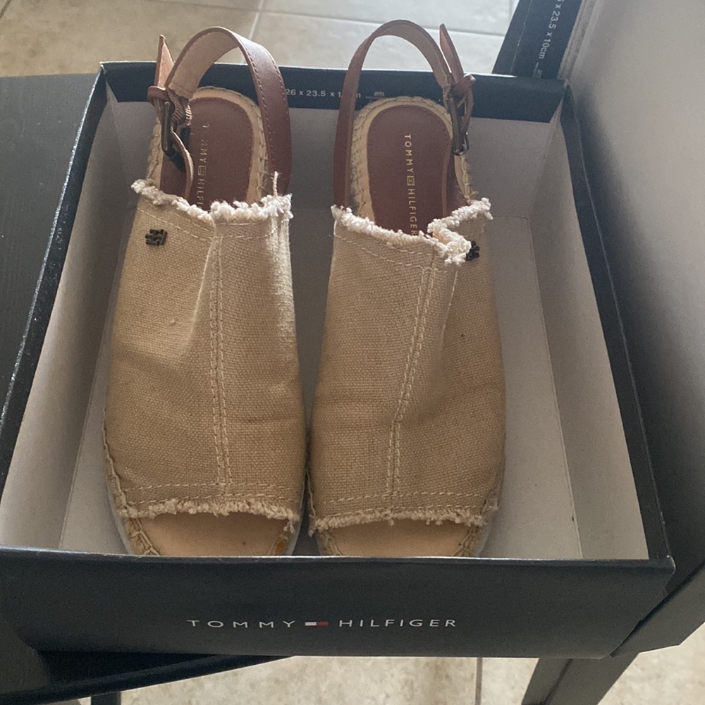 TOMMY HILFIGER size 7 1/2 M - Picture 5 of 13